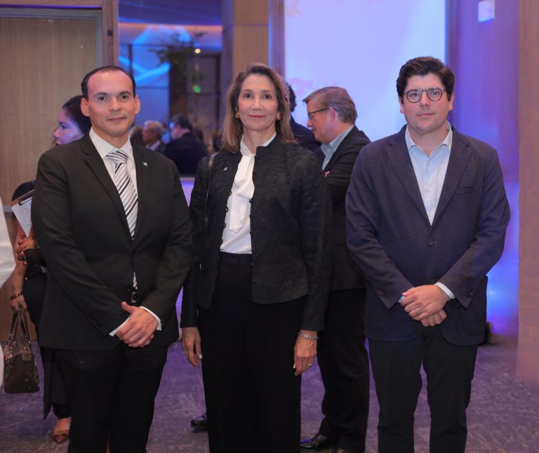 José Alberto Flaquer, Cynthia León y Mark A Kelly Leon en el 7mo Congreso Internacional de Turismo de Salud y Bienestar